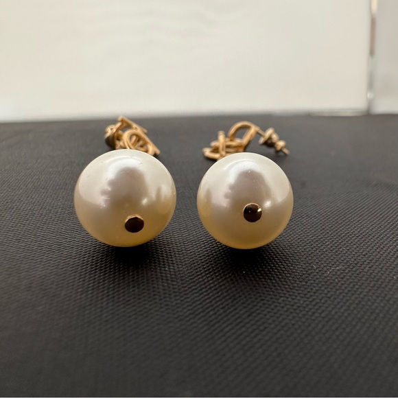 Salvatore Ferragamo Gancini Chain Drop Earrings With Pearl In Gold NEW IN BOX - Picture 5 of 15